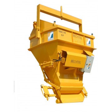 Skip with hydraulic opening